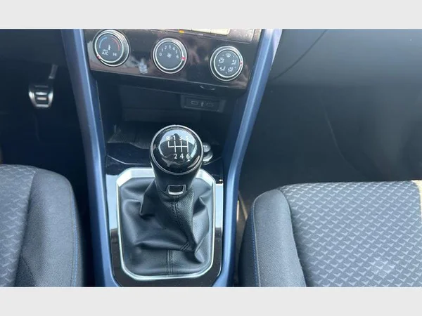 Volkswagen T-Roc (2021) — foto 13 van 29