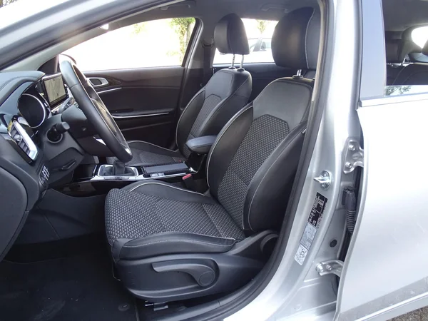 Kia cee'd (2023) — foto 2 van 21