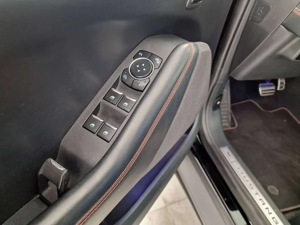 Ford Mustang Mach-E (2023) — foto 6 van 16
