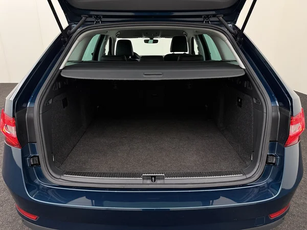 SKODA Superb (2021) — foto 8 van 32