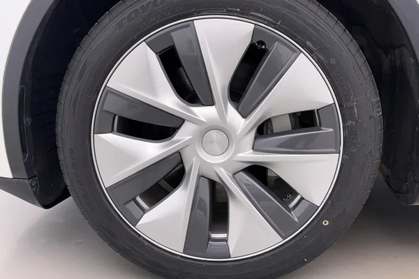 Tesla Model Y (2023) — foto 25 van 33