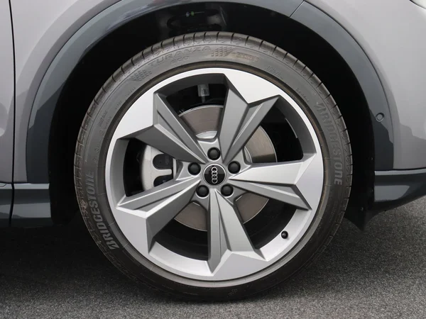 AUDI Q4 e-tron (2025) — foto 15 van 17