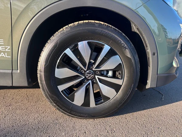 VOLKSWAGEN Tiguan (2025) — foto 13 van 17