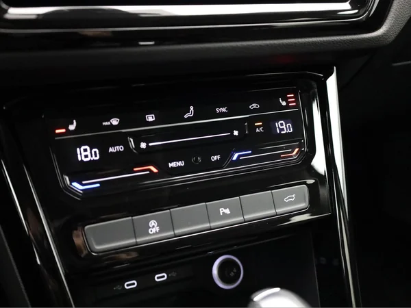 VOLKSWAGEN Touran (2023) — foto 13 van 23