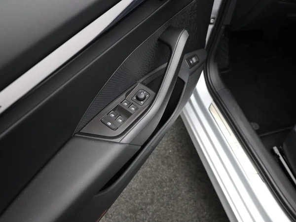 SKODA Octavia Combi PHEV (2024) — foto 4 van 21