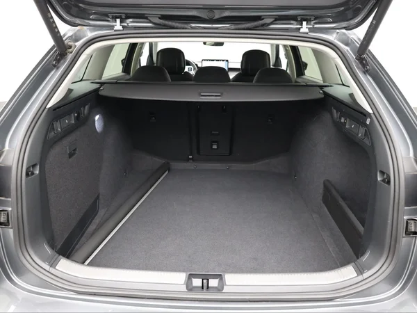 SKODA Superb Combi (2025) — foto 2 van 23