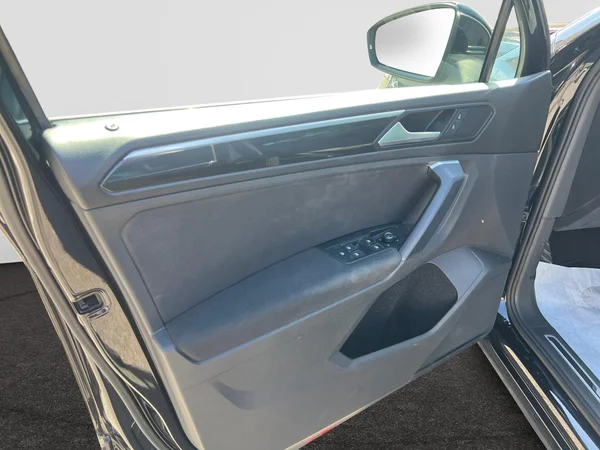 VOLKSWAGEN Tiguan (2023) — foto 2 van 24
