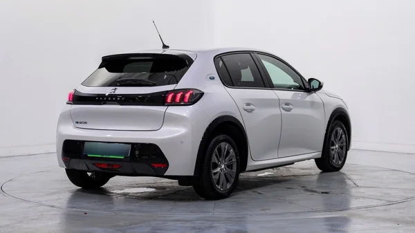 Peugeot E-208 (2021) — foto 45 van 51