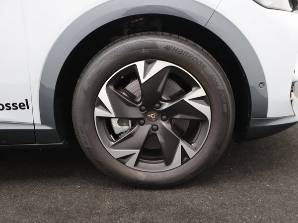 CUPRA Tavascan (2025) — foto 21 van 23
