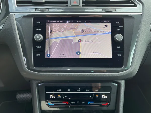 VOLKSWAGEN Tiguan (2021) — foto 3 van 22