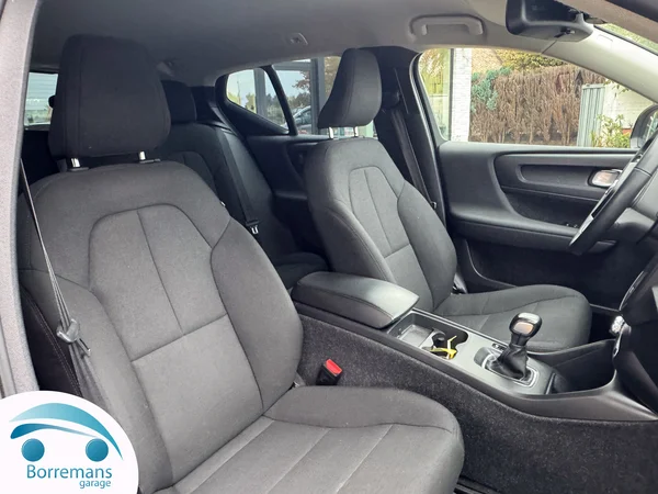 Volvo XC-40 (2022) — foto 6 van 40