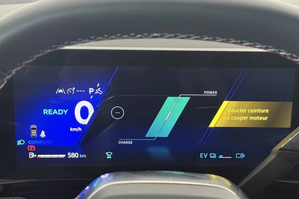 Renault Rafale E-TECH (HEV) (2025) — foto 4 van 36