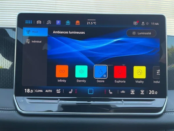 VOLKSWAGEN Tiguan (2024) — foto 13 van 29