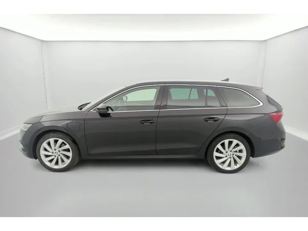SKODA Octavia Combi PHEV (2021) — foto 32 van 37