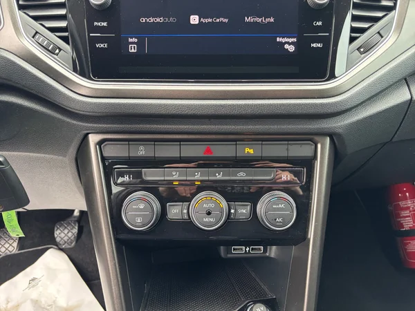 VOLKSWAGEN T-Roc (2018) — foto 9 van 22