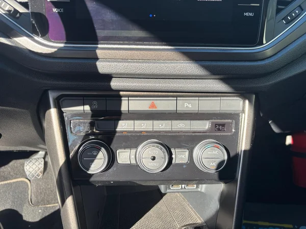 VOLKSWAGEN T-Roc (2017) — foto 17 van 22