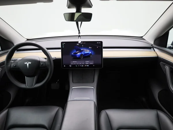 Tesla Model Y (2023) — foto 32 van 43