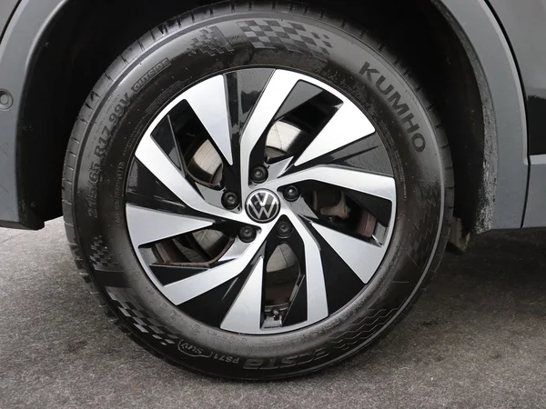 VOLKSWAGEN Tiguan (2025) — foto 15 van 18