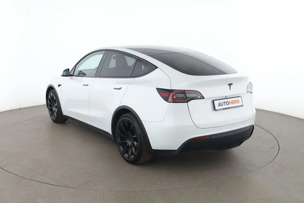 Tesla Model Y (2022) — foto 10 van 16