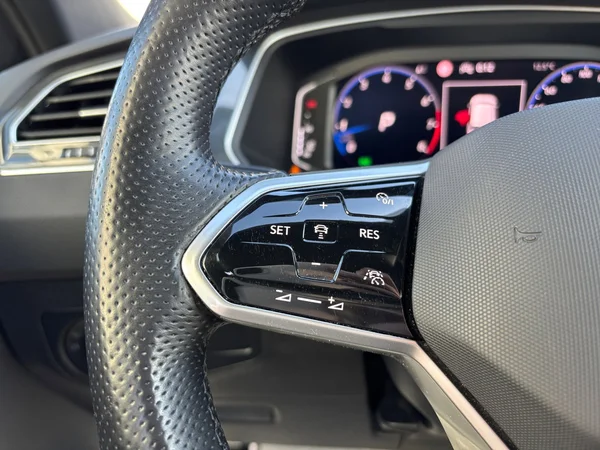 VOLKSWAGEN Tiguan (2020) — foto 14 van 22