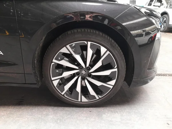 SKODA Enyaq Coupé (2025) — foto 2 van 24