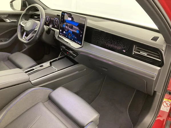 VOLKSWAGEN Passat SW (2024) — foto 13 van 36