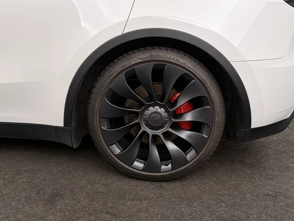 TESLA Model Y (2024) — foto 7 van 30