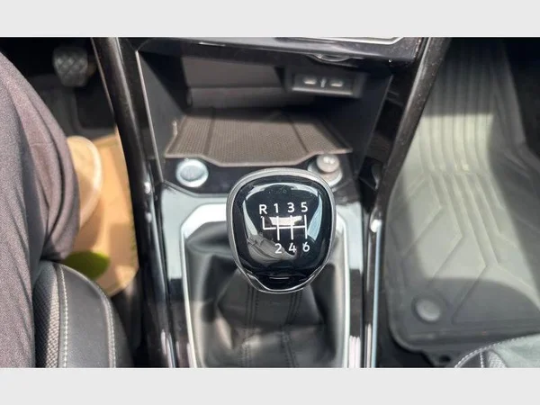 Volkswagen T-Roc (2023) — foto 14 van 25