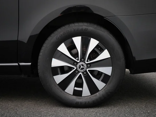 Mercedes-Benz EQV (2023) — foto 9 van 48
