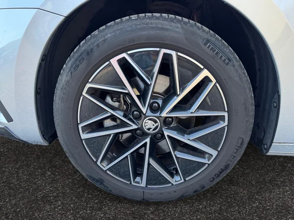 SKODA Octavia Combi (2024) — foto 8 van 16