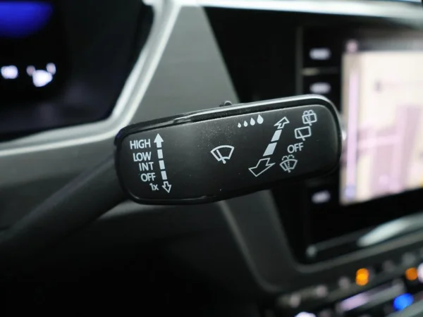VOLKSWAGEN Touran (2022) — foto 17 van 29