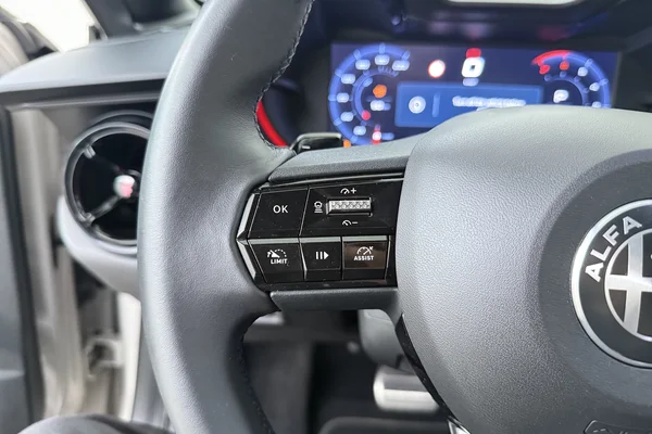 Alfa Romeo Junior (2025) — foto 6 van 19