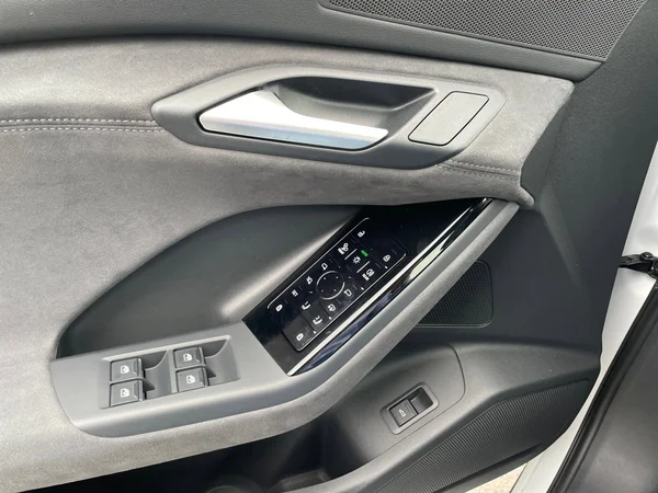 AUDI Q6 e-tron (2024) — foto 2 van 24