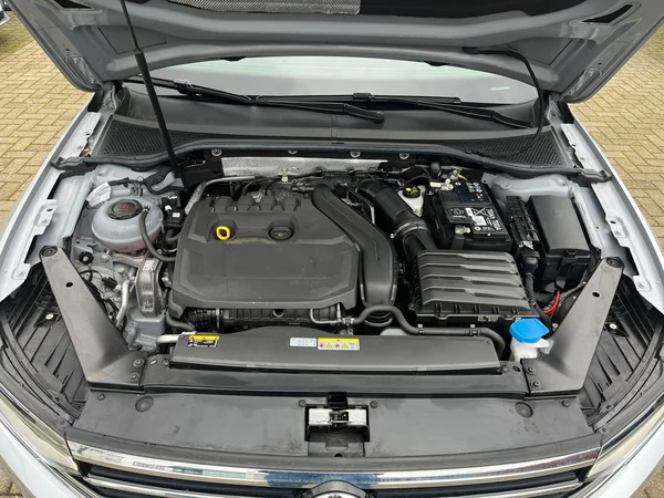 VOLKSWAGEN Passat SW (2023) — foto 15 van 24