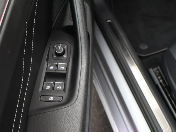 VOLKSWAGEN Passat Variant GTE (2022) — foto 15 van 30