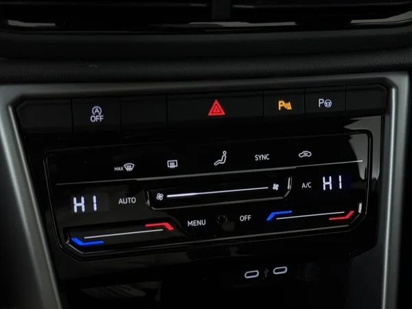 VOLKSWAGEN T-Roc (2024) — foto 18 van 28
