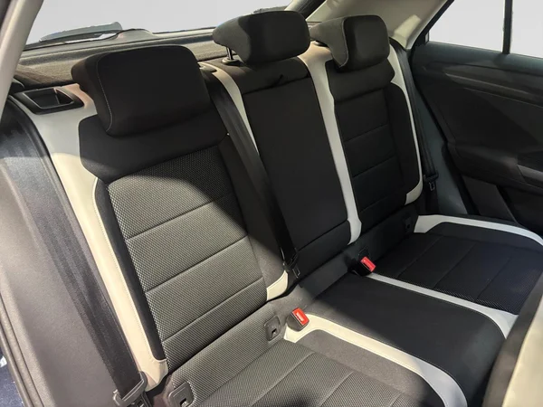 VOLKSWAGEN T-Roc (2018) — foto 11 van 24