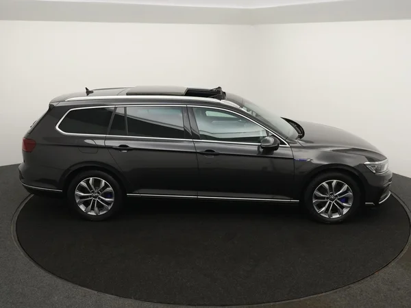 VOLKSWAGEN Passat Variant GTE (2022) — foto 2 van 29