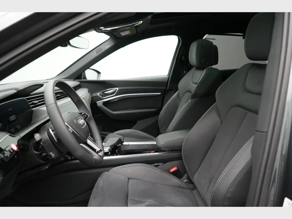 AUDI SQ8 e-tron Sportback (2023) — foto 9 van 31