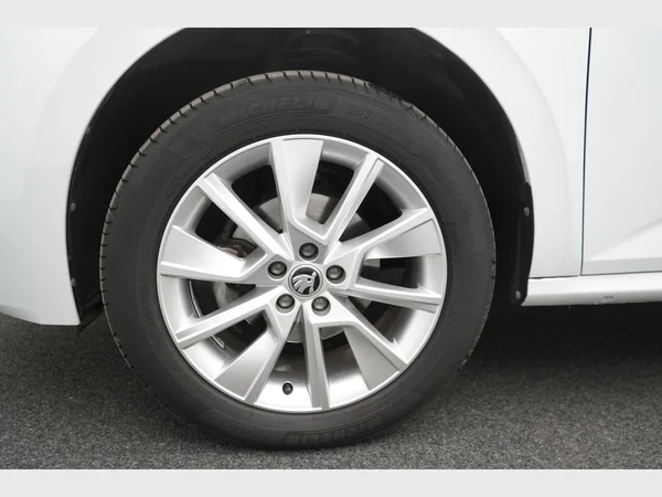 SKODA Kamiq (2024) — foto 3 van 26