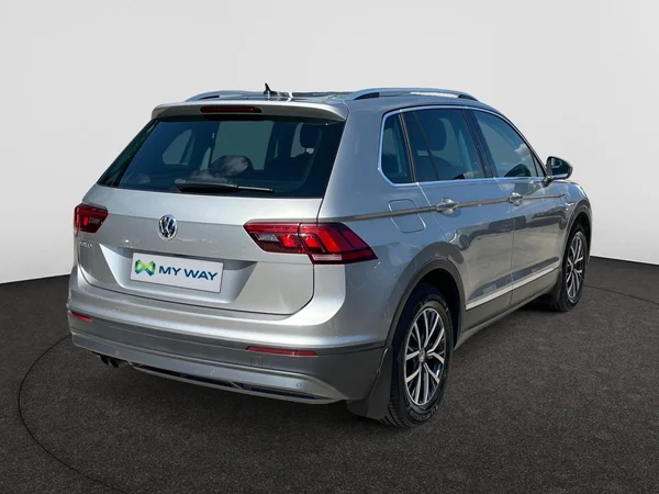 VOLKSWAGEN Tiguan (2019) — foto 12 van 22