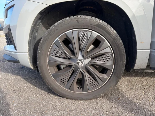 SKODA Karoq (2025) — foto 13 van 24