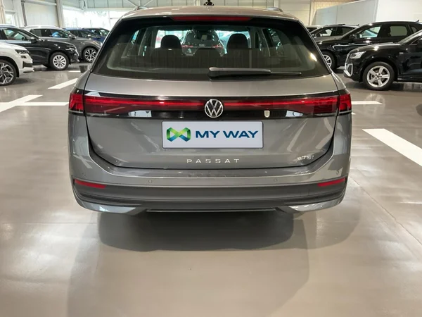 VOLKSWAGEN Passat SW (2024) — foto 13 van 24