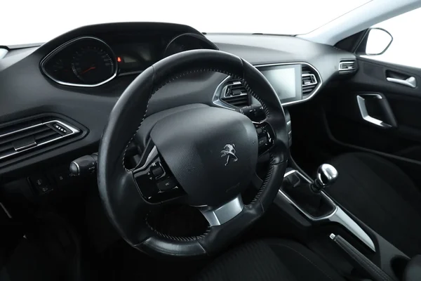 Peugeot 308 (2016) — foto 2 van 16