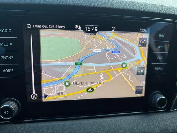 SKODA Karoq (2023) — foto 10 van 27