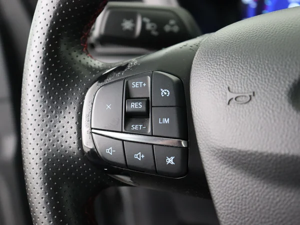FORD Kuga (2022) — foto 9 van 28