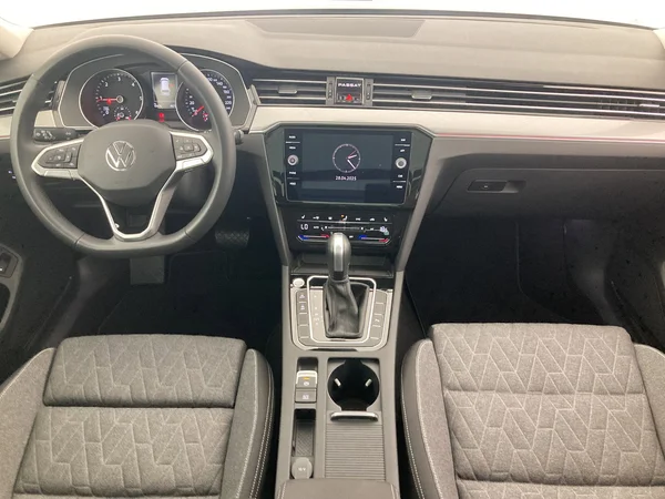 VOLKSWAGEN Passat Variant (2024) — foto 26 van 35