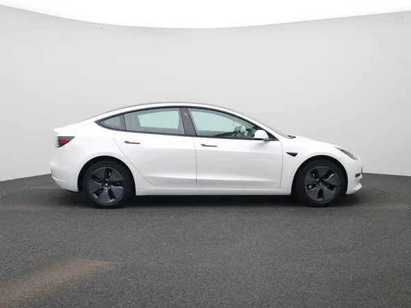 Tesla Model 3 (2023) — foto 41 van 44