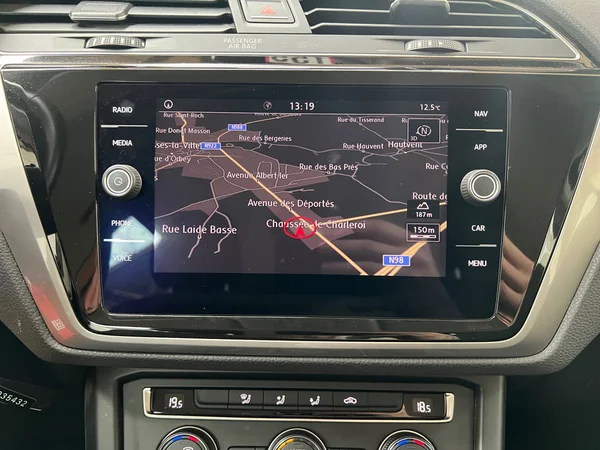 VOLKSWAGEN Touran (2019) — foto 18 van 20