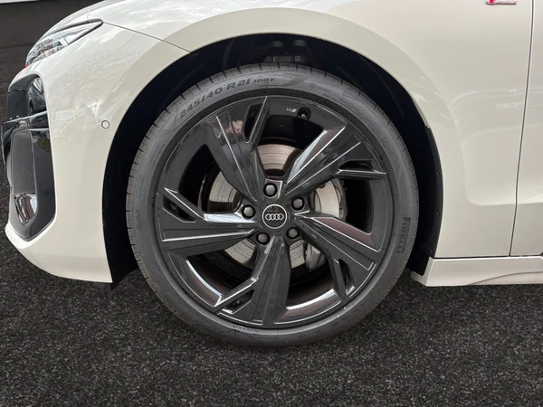AUDI A6 Sportback e-tron (2025) — foto 12 van 17